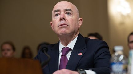 Alejandro Mayorkas, secrétaire à la Sécurité intérieure, devant le Congrès, à Washington, le 15 novembre 2023. (SAUL LOEB / AFP)