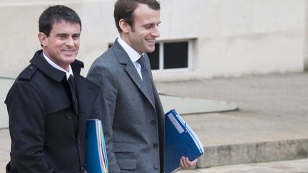 Le Premier ministre, Manuel Valls (D), et le ministre de l'Economie, Emmanuel Macron,&nbsp;&agrave; la sortie de l'Elys&eacute;e, &agrave; Paris, le 20 novembre 2014.&nbsp; (YANN KORBI / CITIZENSIDE/ AFP)