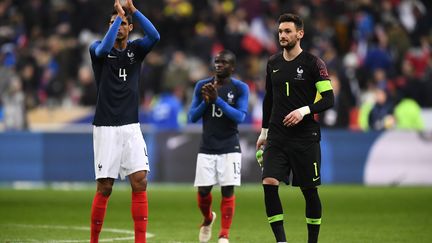 Raphaël Varane et la défense française n'ont pas été à la hauteur face à la Colombie (FRANCK FIFE / AFP)