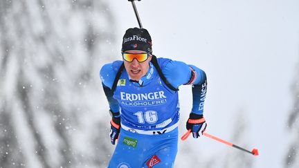 Le Français Quentin Fillon Maillet lors du sprint masculin des Mondiaux de biathlon, le 12 février 2021 (JOE KLAMAR / AFP)