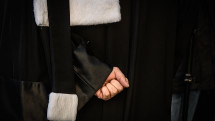 Un avocat à Lyon, le 6 janvier 2020. Photo d'illustration. (JEAN-PHILIPPE KSIAZEK / AFP)