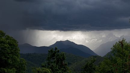 La pluie sur l'Ari&egrave;ge, en mai 2011. (H. CURTIS / BIOSPHOTO / AFP)