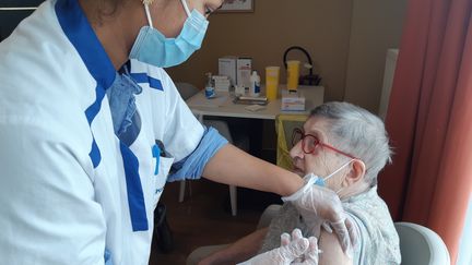 Ismat Siddique, l'infirmière de l'Ehpad Korian les Saules de Guyancourt (Yvelines) injecte une dose de rappel du vaccin Covid à une résidente, le 10 septembre 2021. (SOLENNE LE HEN / RADIO FRANCE)