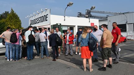 Des employés se rassemblent dans la cour de l'usine du fabricant de pneus japonais Bridgestone à Béthune (Pas-de-Calais), après l'annonce de la fermeture du site, le 16 septembre 2020. (DENIS CHARLET / AFP)