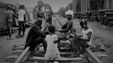 Ce reportage de Hamed Traoré raconte la vie des habitants d'Amzalazala, un bidonville de Conakry, capitale de la Guinée, où on l'on vit au rythme des passages du train. Le photographe burkinabé ne veut pas, une fois de plus, montrer la misère en Afrique mais plutôt mettre en avant la dignité de ceux qui y vivent. &nbsp; (HAMED TRAORE (BURKINA FASO))