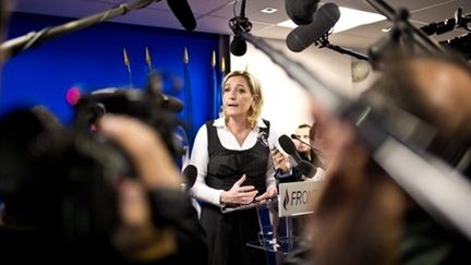 Marine Le Pen livre les chiffres de l'immigration à la presse réunie au siège du FN à Nanterre, le 21 février 2011. (AFP - Martin Bureau)