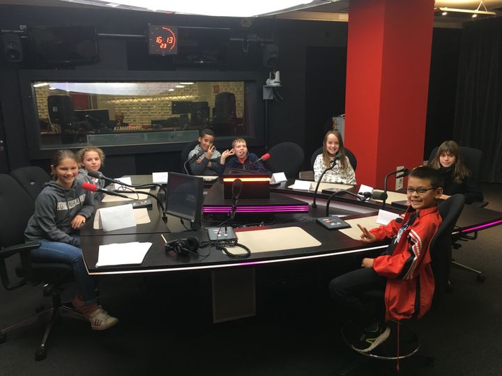 Clément, Agathe et leurs camarades de CM2 ont enregistré leurs questions depuis un studio de Radio France, lors d'un atelier "La rédaction de franceinfo junior". (FRANCEINFO / RADIOFRANCE)