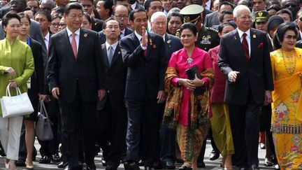 Java, le 24 avril 2015: les présidents chinois, indonésien et le Premier ministre malaisien, Xi Jinping, Joko Widodo, Najib Razak, et leurs épouses lors d'une marche pour commémorer le 60e anniversaire de la Conférence de Bandung.  (MAST IRHAM / POOL / AFP)