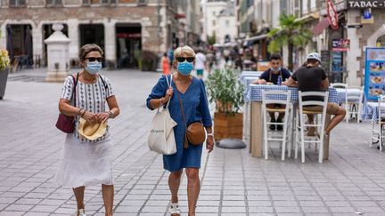 Deux femmes portant un masque dans les rues de Pau (Pyrénées-Atlantiques), le 22 août 2020. (JEAN-MARC BARR?RE / HANS LUCAS)