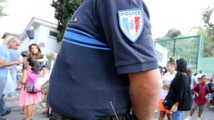 Un policer devant une école à Nice (Alpes-Maritime). (JEAN FRANCOIS OTTONELLO / MAXPPP)