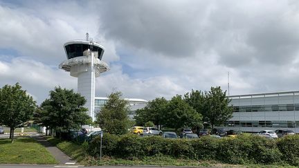 La tour de contrôle de l'aéroport de Brest, le 26 juillet 2021. (NICOLAS OLIVIER / RADIO FRANCE)