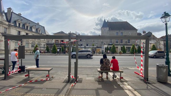 Le mobilier urbain de Montargis (Loiret) a également beaucoup souffert lors des violences urbaines : abribus pulvérisés, trottoirs défoncés, parcmètres endommagés. (LOUISON LEROY / RADIOFRANCE)