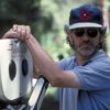 Le réalisateur Steven Spielberg sur le tournage de son film "Jurassic Park", en 1992. (MURRAY CLOSE / MOVIEPIX / GETTY IMAGES)