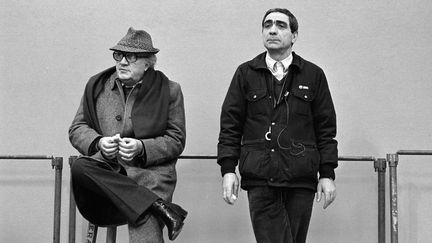 Le directeur de la photographie Giuseppe Rotunno (à droite) avec le cinéaste italien Federico Fellini lors du tournage du film "Et vogue le navire" dans les studios de Cinecittà en 1983.&nbsp; (LEEMAGE - AFP)