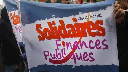 Un drapeau du syndicat Solidaires finances publiques, lors d'une manifestation (illustration). (AFP)