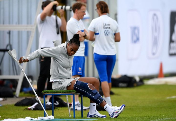 Marie-Antoinette Katoto the day after her rupture of the cruciate ligaments of the knee, July 15, 2022. (FRANCK FIFE / AFP)