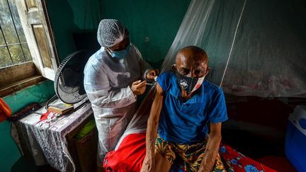 Un homme se fait vacciner contre le Covid-19, le 16 avril à Moju, au Brésil. (JOAO PAULO GUIMARAES / AFP)