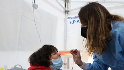 Le nouveau protocole sanitaire laisse "juste un peu plus de temps" aux parents pour tester leurs enfants selon la co-présidente de la FCPE.&nbsp; (DELPHINE GOLDSZTEJN / MAXPPP)