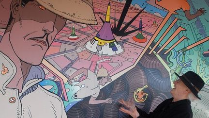 Moebius pose devant une fresque d&#039;une planche de ses albums
 (Alain Jocard)