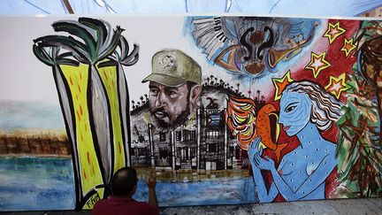 une promenade de huit kilomètres sur le front de mer au nord de La Havane, un artiste réalise une fresque dédiée à la paix mondiale pour le 84e anniversaire de Castro, le 13 août 2010.
 
 

  (REUTERS/Desmond Boylan)