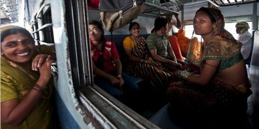 Passagers attendant le départ de leur train, immobilisé par la panne à Delhi (31-7-2012) (AFP - Prakash SINGH )