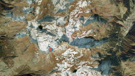 Vue satellite des pointes de Tsavolire, o&ugrave; une avalanche a emport&eacute; cinq skieurs dans les Alpes suisses, le 12 avril 2015. (GOOGLE MAPS)