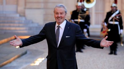 Alain Delon arrive à un dîner en l'honneur du président chinois Xi Jinping à l'Elysée, le 25 mars 2019 à Paris. (GONZALO FUENTES / REUTERS)