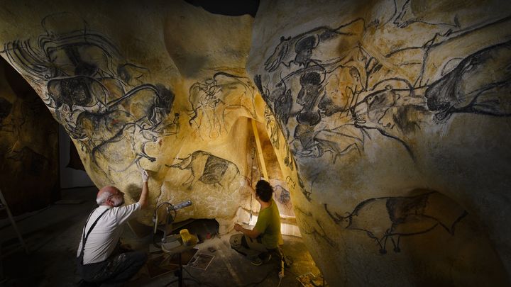 Gilles Tosello, pr&eacute;historien et peintre, reproduit une fresque dans son atelier de Toulouse (Haute-Garonne). (CHRISTOPHE LEPETIT / ONLY FRANCE / AFP)