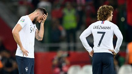 Les attaquants français Olivier Giroud et Antoine Griezmann dépités lors de la défaite des Bleus en Turquie, à Konya, le 8 juin 2019. (BULENT KILIC / AFP)