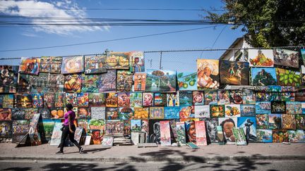 Une femme passe devant une fresque murale à Port-au-Prince (Haïti), le 15 février 2021.&nbsp; (VALERIE BAERISWYL / AFP)