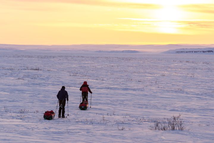 Pascal Hémon (en rouge) et son coéquipier Philippe Garcia dans la toundra aux environs de Kugluktuk (© P. Hémon)