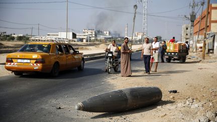 Des Palestiniens dans la ville de Deir Al-Balah, dans le centre de la bande de Gaza, vendredi 1er ao&ucirc;t 2014.&nbsp; ( FINBARR O'REILLY / REUTERS)