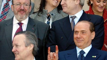 Silvio Berlusconi fait un signe suggestif dans le dos du ministre des Affaires &eacute;trang&egrave;res espagnol Josep Pique, le 8 f&eacute;vrier 2002 lors d'un sommet informel &agrave; Caceres en Espagne. (GERARD CERLES / AFP)