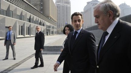 Les relations entre Nicolas Sarkozy et Jean-Pierre Raffarin se sont brutalement tendues après le rejet du relèvement de la TVA pour les parcs à thème. (ERIC FEFERBERG / AFP)