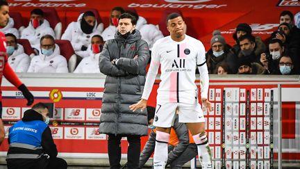 Mauricio Pochettino et Kylian Mbappé lors de Lille-PSG le 6 février 2022. (MATTHIEU MIRVILLE / DPPI via AFP)