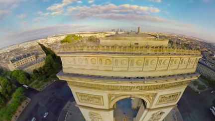 Survol de Paris grâce à la réalité virtuelle
 (Flyview)