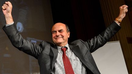 Pier Luigi Bersani, le chef du Parti d&eacute;mocrate italien, c&eacute;l&egrave;bre sa victoire aux primaires de centre gauche,&nbsp;le 2 d&eacute;cembre 2012, &agrave; Rome. (ANDREAS SOLARO / AFP)