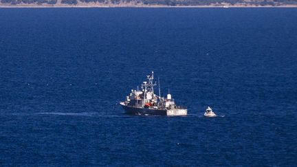 Des bateaux des gardes-côtes grecs cherchent des disparus, après un naufrage à proximité de l'île grecque de Lesbos, le 15 octobre 2015 (photo d'illustration). (DIMITAR DILKOFF / AFP)