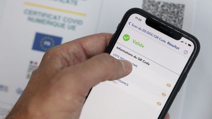 Contrôle d'un pass sanitaire. Photo d'illustration. (ARNAUD JOURNOIS / MAXPPP)