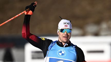 Vetle Sjastad Christiansen célèbre la nouvelle victoire norvégienne dans un relais, dimanche 23 janvier, à Antholz-Anterselva. (MARCO BERTORELLO / AFP)