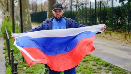 La communauté russe s'est rassemblée dans des lieux emblématiques de la capitale française pour rendre hommage aux victimes de l'attaque terroriste de Moscou, le 22 mars 2024. (DIMITAR DILKOFF / AFP)