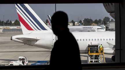 Un avion d'Air France sur le tarmac de l'a&eacute;roport de Paris-Charles-de-Gaulle, le 23 septembre 2014. (  MAXPPP)