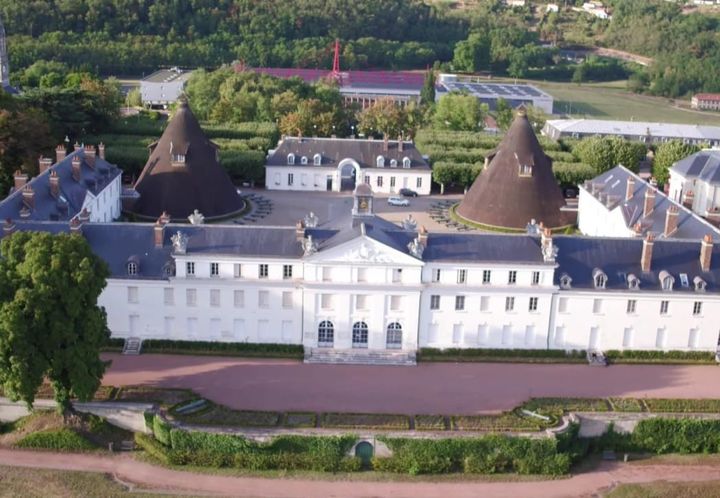 C'est en 1837 que la famille Schneider fait l'acquisition du château de la Verrerie qu'il transforme en demeure cossue. (OFFICE DE TOURISME DE BOURGOGNE)