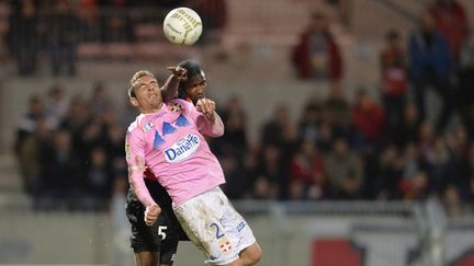 Elhadji Mousrapha Diallo (Guingamp) et Ruben (Evian) en tête à tête ... (DAVID ADEMAS / MAXPPP)