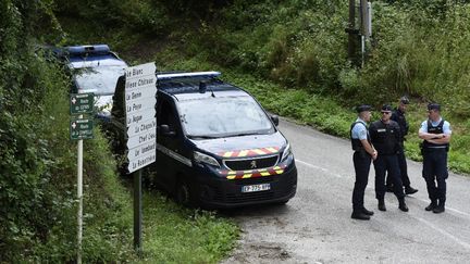 Des gendarmes positionnés près du domicile des parents de Nordahl Lelandais, perquisitionné le 6 juin 2018, à Domessin (Savoie).&nbsp; (JEAN-PHILIPPE KSIAZEK / AFP)