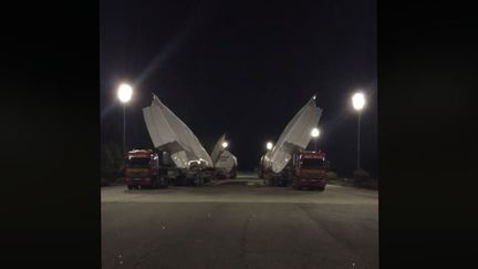 Les militants ont bloqué un convoi exceptionnel qui devait acheminer des morceaux de l'A380 vers les usines Airbus de Toulouse.&nbsp; (CAPTURE D'ÉCRAN / FACEBOOK)