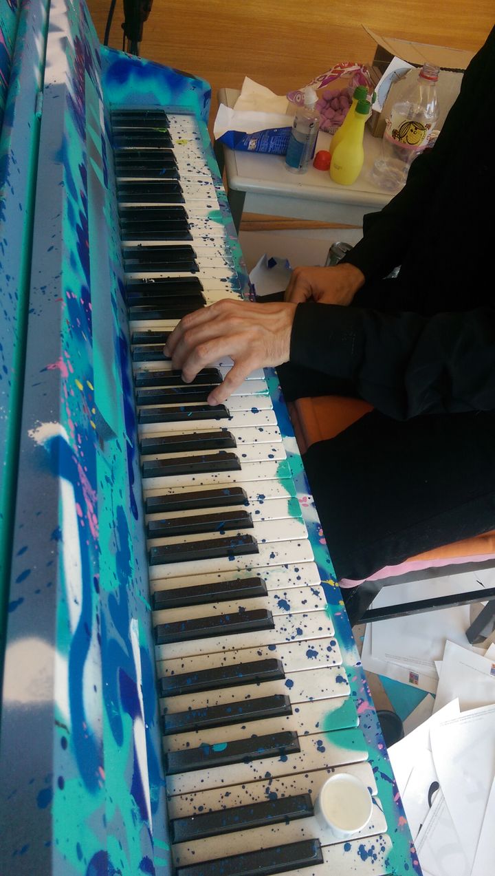 &nbsp; (Nicolas Horvath livre un récital original en faisant virevolter ses mains sur le clavier d'un des pianos personnalisés durant la fête de la musique. ©)