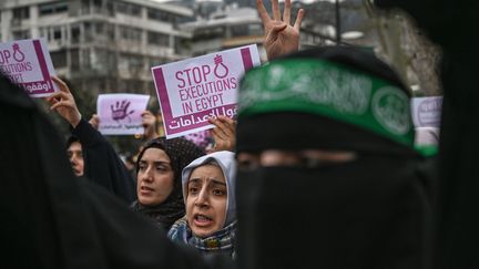 En 2020, le nombre d'exécutions a été multiplié par trois en Egypte. Ci-contre, une manifestation&nbsp;d'opposants à la peine capitale, devant le consulat d'Istambul, le 2 mars 2019.&nbsp; (OZAN KOSE / AFP)