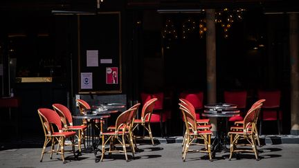 La terrasse d'un bistrot parisien vide,&nbsp;le 22 juillet 2020 (photo d'illustration). (AURELIEN MORISSARD / MAXPPP)