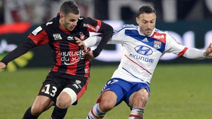 Steed Malbranque (Lyon) au duel avec Valentin Eysseric (Nice).  